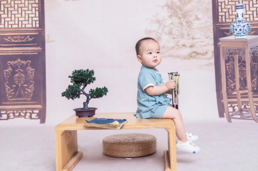 迪庆宝宝边吃奶边挣扎烦躁